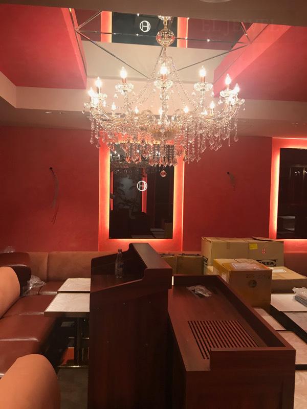 最新の海外インテリア照明の納品事例集 | 大型クリスタルシャンデリアのシェードありとなしの印象の違い|クラブ 最新の海外インテリア照明の納品事例集 | 大型クリスタルシャンデリアのシェードありとなしの印象の違い|クラブ