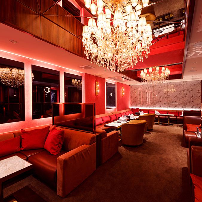 最新の海外インテリア照明の納品事例集 | 大型クリスタルシャンデリアのシェードありとなしの印象の違い|クラブ 最新の海外インテリア照明の納品事例集 | 大型クリスタルシャンデリアのシェードありとなしの印象の違い|クラブ