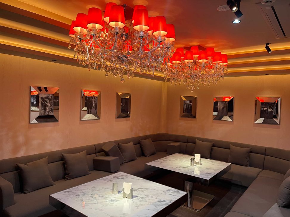 最新の海外インテリア照明の納品事例集 | 北新地クラブに選ばれた大型クリスタルシャンデリアとは?レッドのシェードで空間を華やかに演出 最新の海外インテリア照明の納品事例集 | 北新地クラブに選ばれた大型クリスタルシャンデリアとは?レッドのシェードで空間を華やかに演出