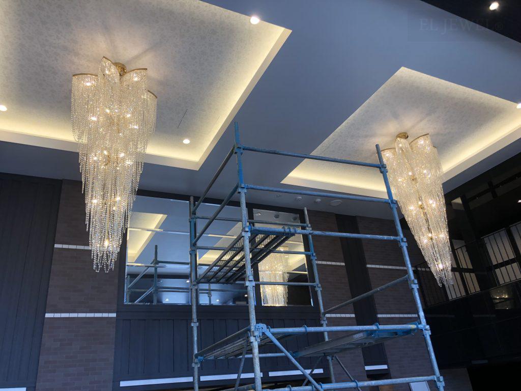 最新の海外インテリア照明の納品事例集 | エントランスに美しいクリスタルラインシャンデリア|マンション 最新の海外インテリア照明の納品事例集 | エントランスに美しいクリスタルラインシャンデリア|マンション