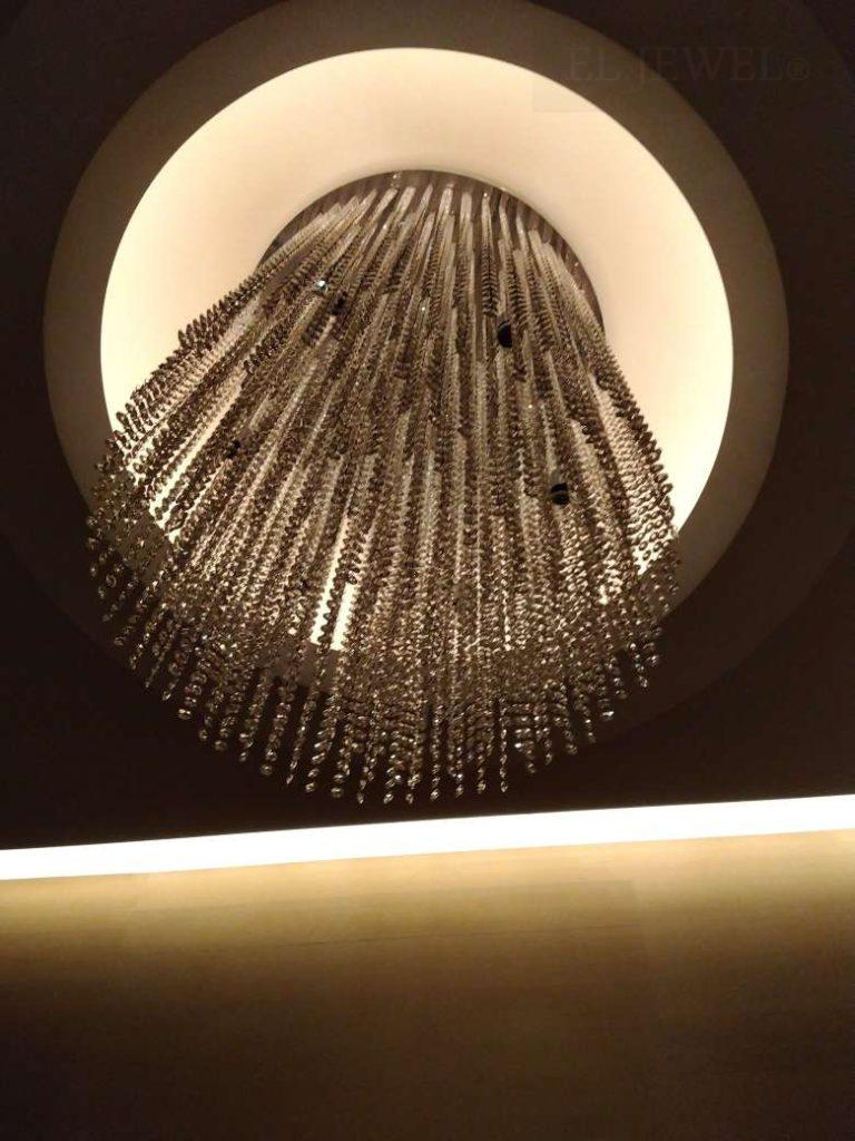 最新の海外インテリア照明の納品事例集 | 大型のラインパーツのモダンシャンデリアの清掃はおまかせください!|清掃 最新の海外インテリア照明の納品事例集 | 大型のラインパーツのモダンシャンデリアの清掃はおまかせください!|清掃