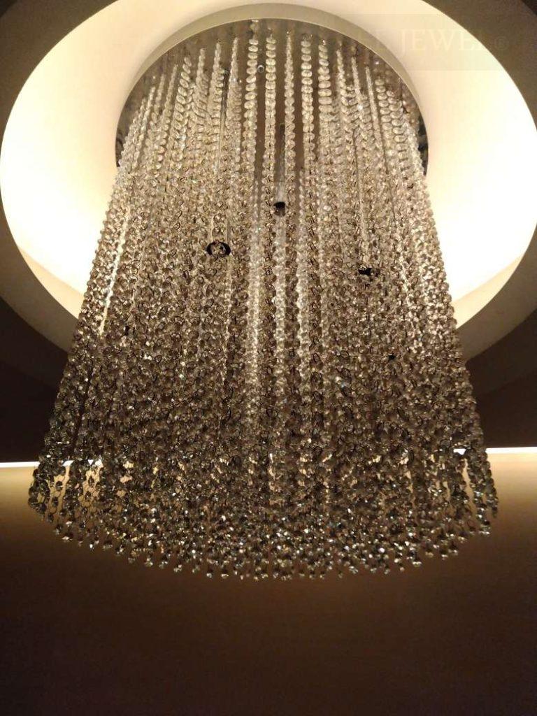 最新の海外インテリア照明の納品事例集 | 大型のラインパーツのモダンシャンデリアの清掃はおまかせください!|清掃 最新の海外インテリア照明の納品事例集 | 大型のラインパーツのモダンシャンデリアの清掃はおまかせください!|清掃