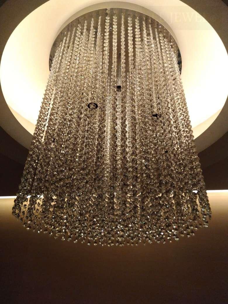 最新の海外インテリア照明の納品事例集 | 大型のラインパーツのモダンシャンデリアの清掃はおまかせください!|清掃 最新の海外インテリア照明の納品事例集 | 大型のラインパーツのモダンシャンデリアの清掃はおまかせください!|清掃