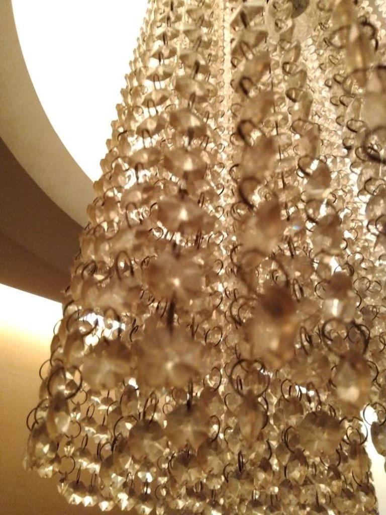 最新の海外インテリア照明の納品事例集 | 大型のラインパーツのモダンシャンデリアの清掃はおまかせください!|清掃 最新の海外インテリア照明の納品事例集 | 大型のラインパーツのモダンシャンデリアの清掃はおまかせください!|清掃