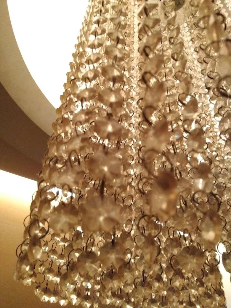 最新の海外インテリア照明の納品事例集 | 大型のラインパーツのモダンシャンデリアの清掃はおまかせください!|清掃 最新の海外インテリア照明の納品事例集 | 大型のラインパーツのモダンシャンデリアの清掃はおまかせください!|清掃