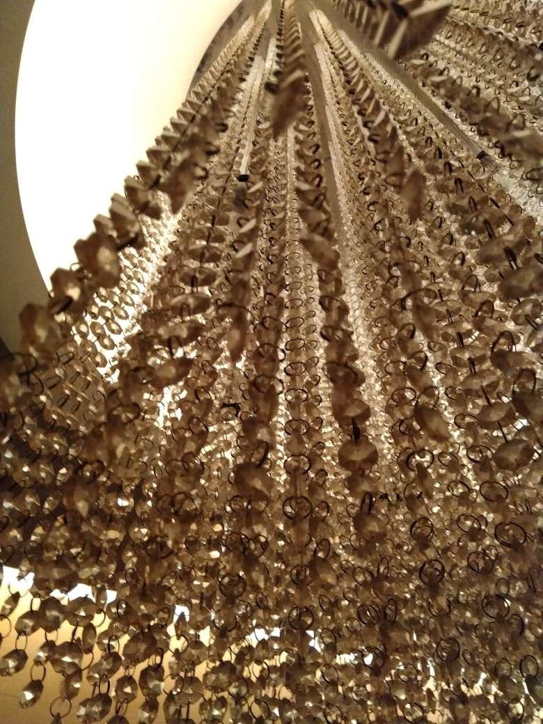 最新の海外インテリア照明の納品事例集 | 大型のラインパーツのモダンシャンデリアの清掃はおまかせください!|清掃 最新の海外インテリア照明の納品事例集 | 大型のラインパーツのモダンシャンデリアの清掃はおまかせください!|清掃