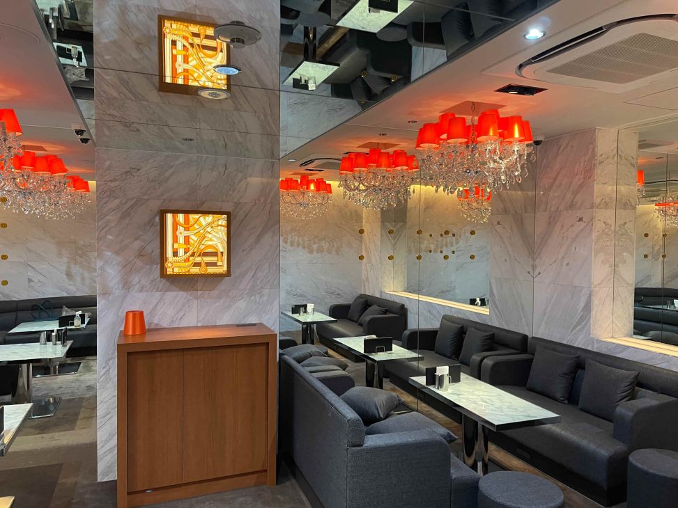 最新の海外インテリア照明の納品事例集 | 北新地クラブに選ばれた大型クリスタルシャンデリアとは?レッドのシェードで空間を華やかに演出 最新の海外インテリア照明の納品事例集 | 北新地クラブに選ばれた大型クリスタルシャンデリアとは?レッドのシェードで空間を華やかに演出