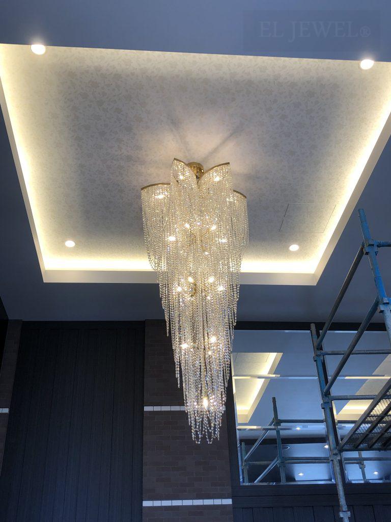 インテリア照明の納品実績 | エントランスに美しいクリスタルラインシャンデリア｜マンション