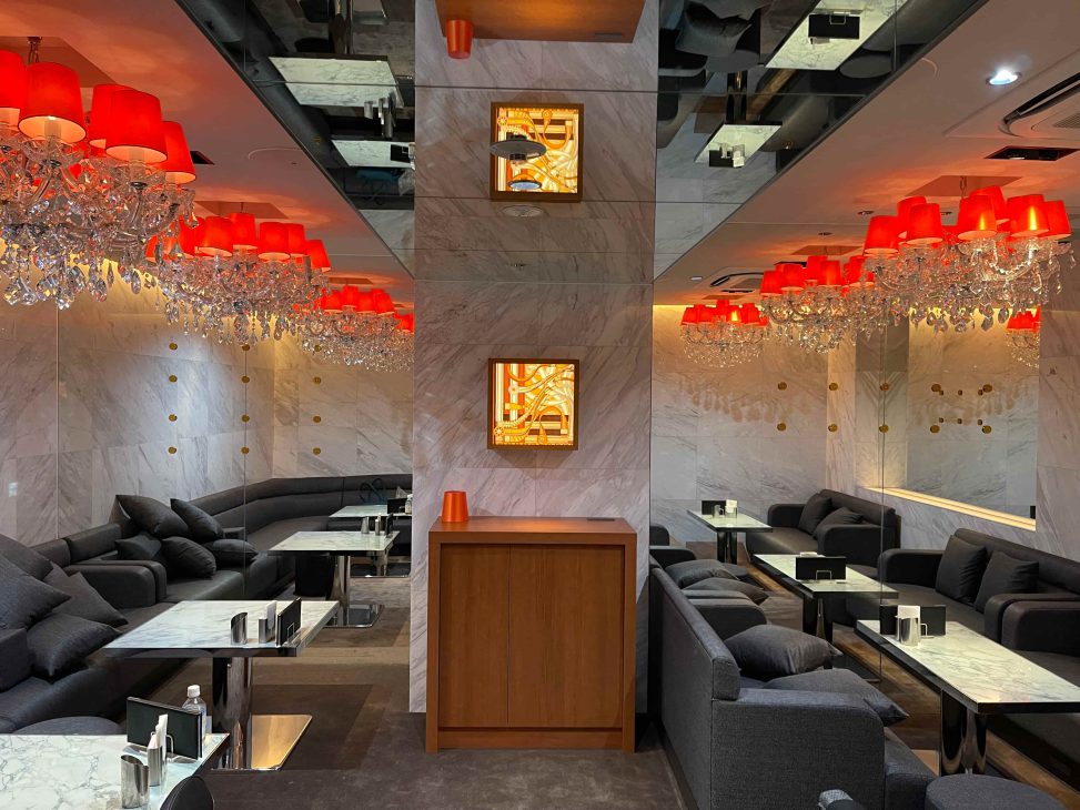 最新の海外インテリア照明の納品事例集 | 北新地クラブに選ばれた大型クリスタルシャンデリアとは?レッドのシェードで空間を華やかに演出 最新の海外インテリア照明の納品事例集 | 北新地クラブに選ばれた大型クリスタルシャンデリアとは?レッドのシェードで空間を華やかに演出