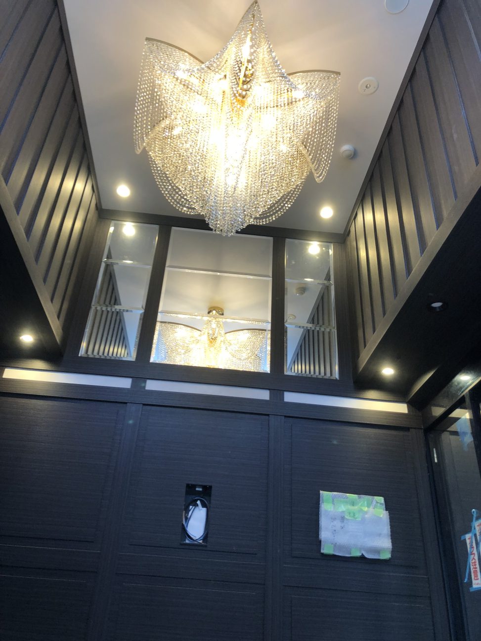 インテリア照明の納品実績 | エントランスに美しいクリスタルラインシャンデリア｜マンション