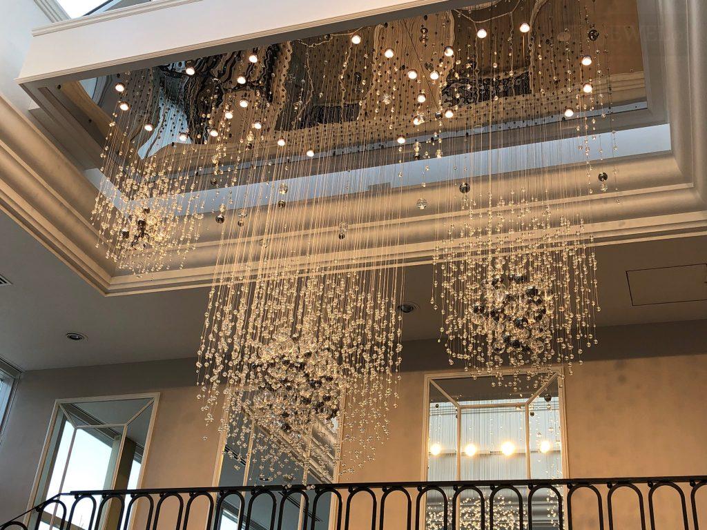 最新の海外インテリア照明の納品事例集 | ワイヤーアートのシャンデリアは広い面積に最適|結婚式場 最新の海外インテリア照明の納品事例集 | ワイヤーアートのシャンデリアは広い面積に最適|結婚式場