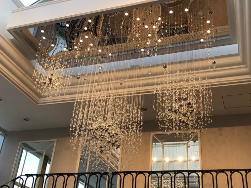 インテリア照明の納品実績 | ワイヤーアートのシャンデリアは広い面積に最適｜結婚式場