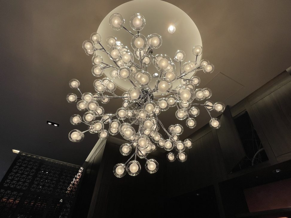 インテリア照明の納品実績 | 美しいガラスボールの大型のスプートニク照明｜ホテルG銀座