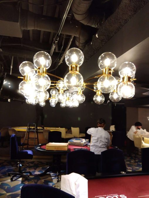 インテリア照明の納品実績 | カジノバーでおしゃれなガラスボール照明｜アミューズメントの照明