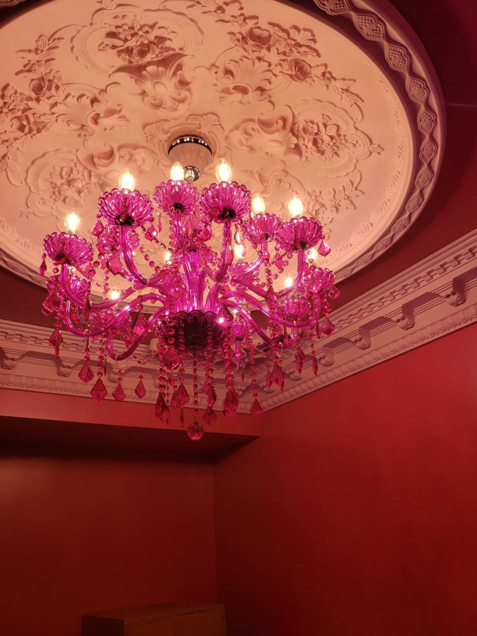 最新の海外インテリア照明の納品事例集 | 魅惑的なパープルカラーのシャンデリアはメダリオンと一緒に購入がおすすめ|クラブ 最新の海外インテリア照明の納品事例集 | 魅惑的なパープルカラーのシャンデリアはメダリオンと一緒に購入がおすすめ|クラブ