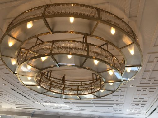 インテリア照明の納品実績 | 結婚式場のモダン大型照明｜特注製作・オーダー照明