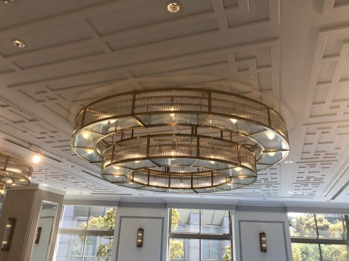 インテリア照明の納品実績 | 結婚式場のモダン大型照明｜特注製作・オーダー照明