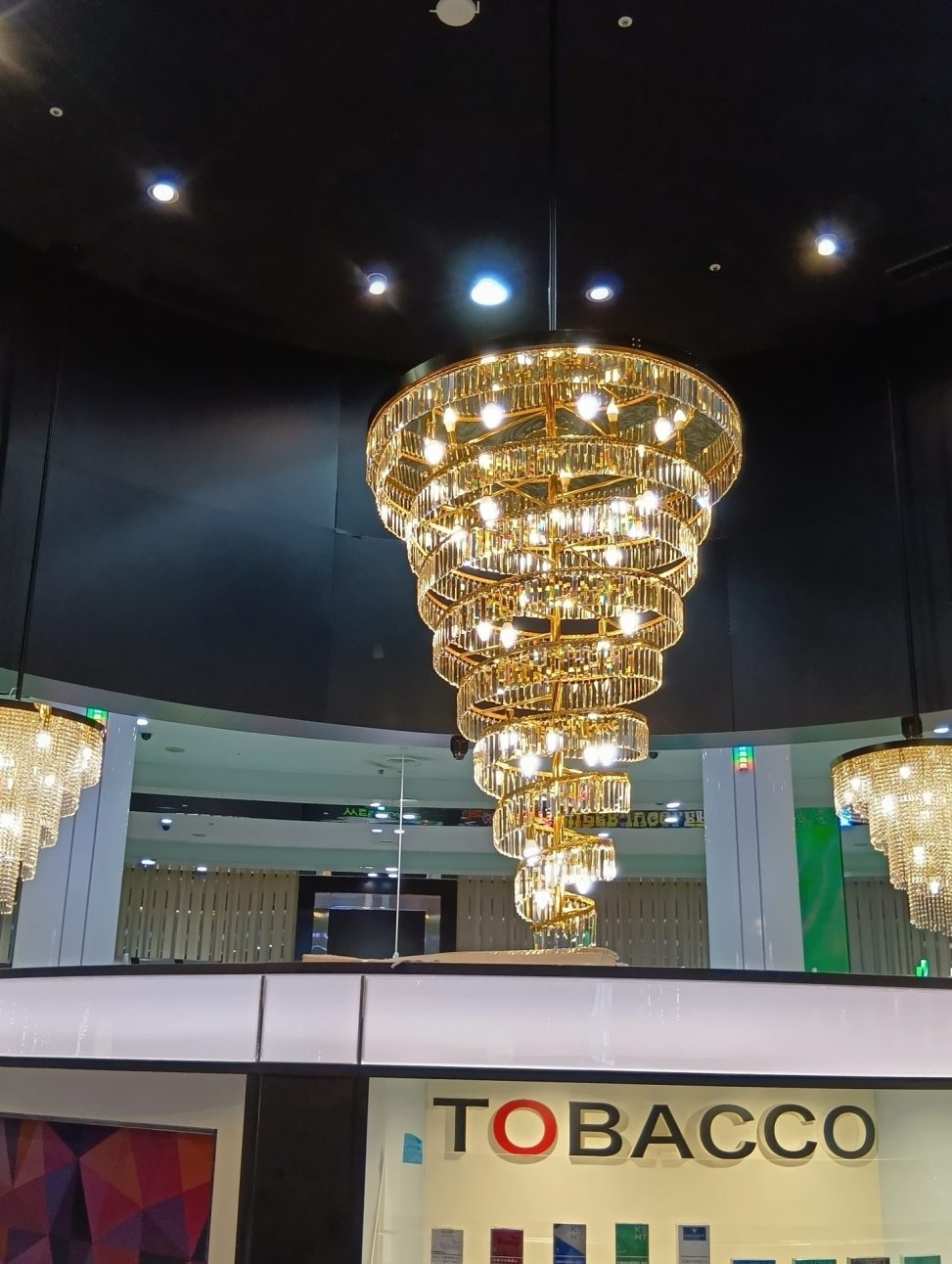最新の海外インテリア照明の納品事例集 | 浜松のパチンコ屋に特殊なLED電球シャンデリアを納品させていただきました。