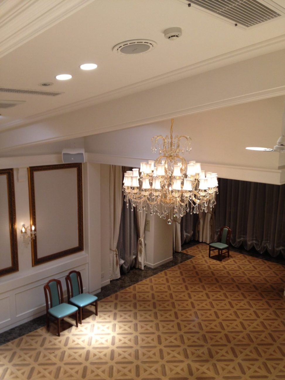 最新の海外インテリア照明の納品事例集 | 結婚式場にふさわしいシャンデリアとは?20年以上の実績で導入事例をご紹介|長岡市のレストランウエディング英国屋 最新の海外インテリア照明の納品事例集 | 結婚式場にふさわしいシャンデリアとは?20年以上の実績で導入事例をご紹介|長岡市のレストランウエディング英国屋