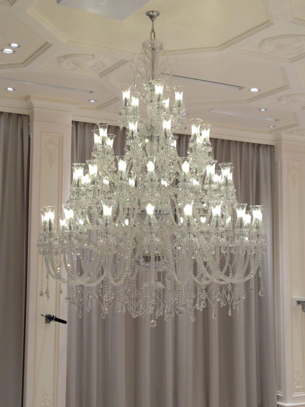 最新の海外インテリア照明の納品事例集 | 大型のシャンデリアの納品&取付工事が可能です。|大宮の結婚式場アルタビスタガーデン 最新の海外インテリア照明の納品事例集 | 大型のシャンデリアの納品&取付工事が可能です。|大宮の結婚式場アルタビスタガーデン