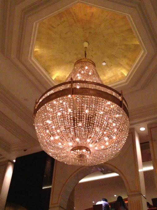 インテリア照明の納品実績 | エンパイアスタイルの美しいシャンデリアとシーリング照明｜香港のＳホテル