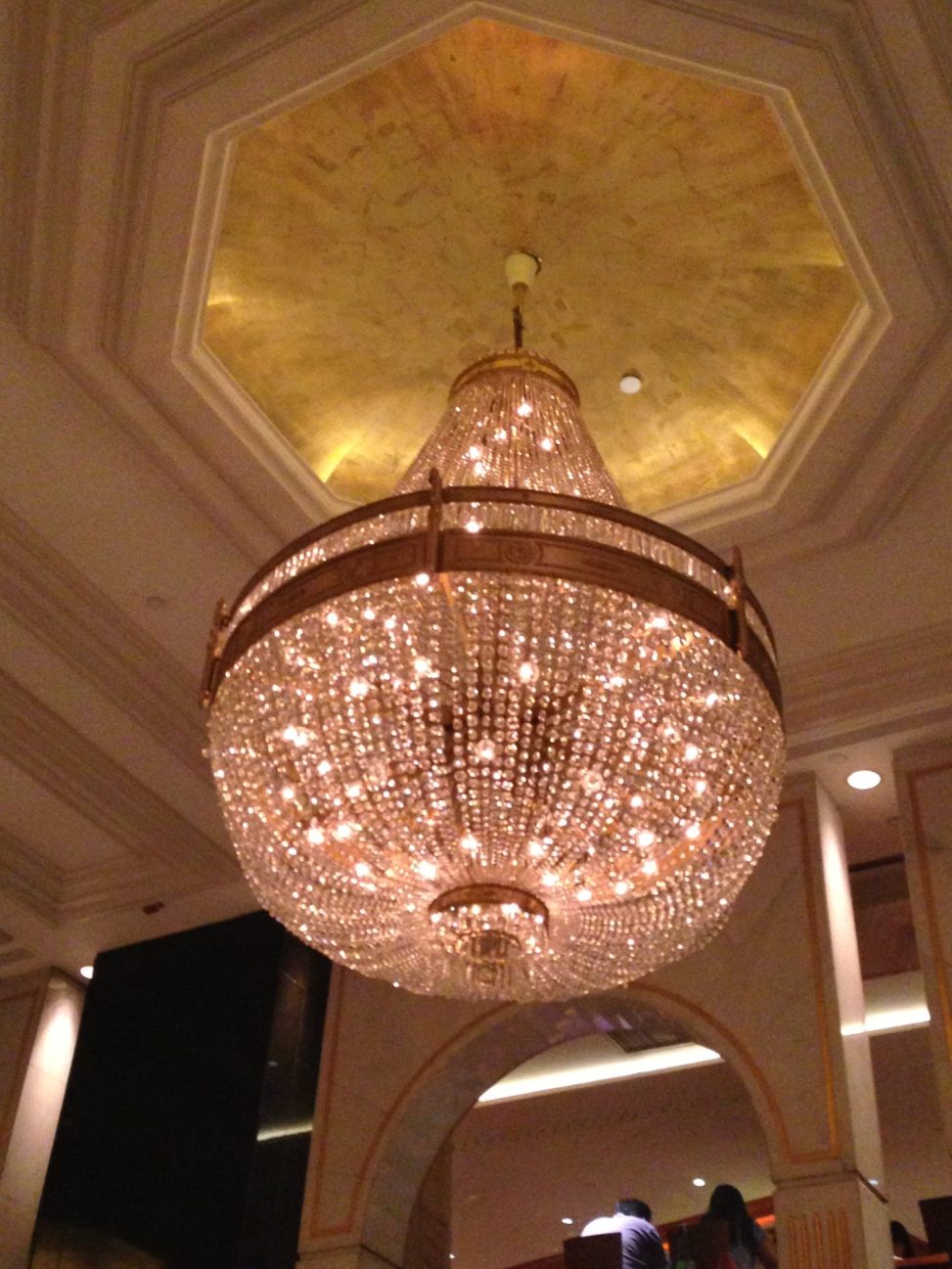 最新のインテリア照明の納品事例集 | エンパイアスタイルの美しいシャンデリアとシーリング照明｜香港のＳホテル