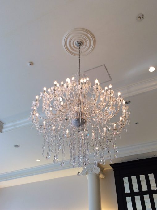 インテリア照明の納品実績 | 王道の豪華絢爛大型シャンデリアを納品いたしました。｜広島のアーククラブ迎賓館