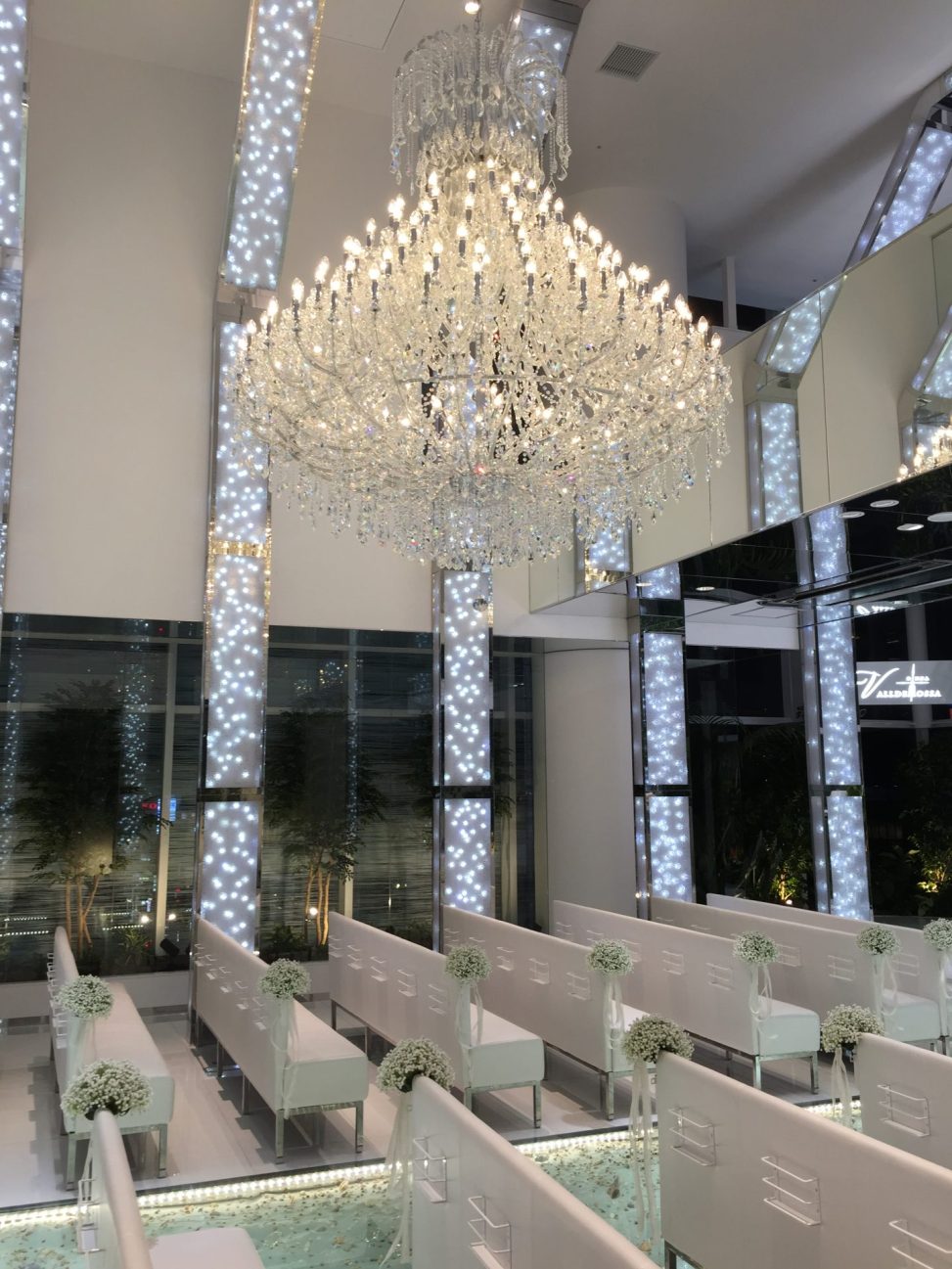最新の海外インテリア照明の納品事例集 | 結婚式場の照明シャンデリアのトータルコーディネイトが可能です。|V結婚式場銀座 最新の海外インテリア照明の納品事例集 | 結婚式場の照明シャンデリアのトータルコーディネイトが可能です。|V結婚式場銀座