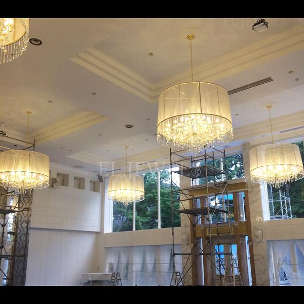 最新の海外インテリア照明の納品事例集 | 大型のクリスタルシャンデリアに特注のシェードを付けました。|三重県トリアノン結婚式場 最新の海外インテリア照明の納品事例集 | 大型のクリスタルシャンデリアに特注のシェードを付けました。|三重県トリアノン結婚式場