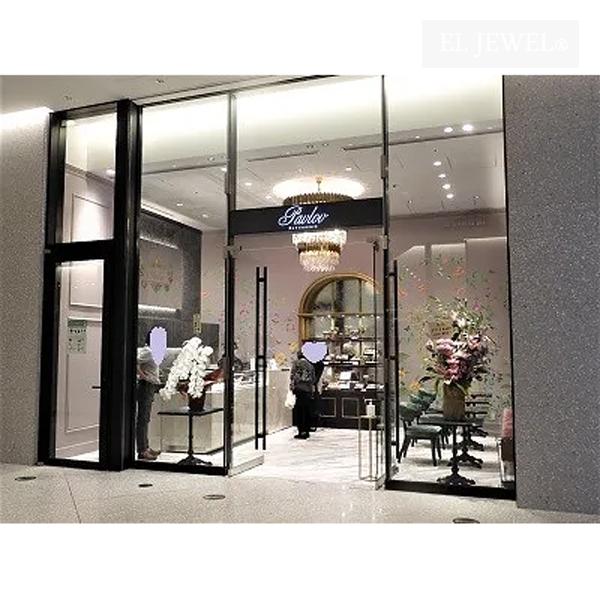 最新の海外インテリア照明の納品事例集 | ゴールドとクリスタルパーツの3段式デザインシャンデリア|虎ノ門ヒルズのパティスリーパブロフのショップ 最新の海外インテリア照明の納品事例集 | ゴールドとクリスタルパーツの3段式デザインシャンデリア|虎ノ門ヒルズのパティスリーパブロフのショップ