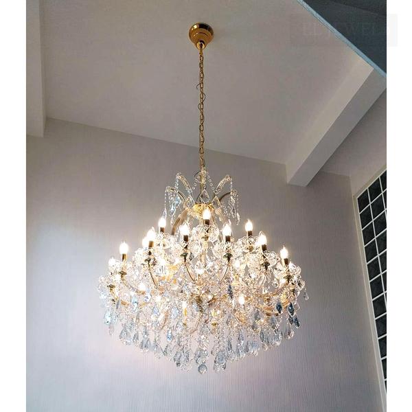 最新の海外インテリア照明の納品事例集 | 24灯の大型シャンデリアとステンドグラス|大阪市M様個人宅 最新の海外インテリア照明の納品事例集 | 24灯の大型シャンデリアとステンドグラス|大阪市M様個人宅