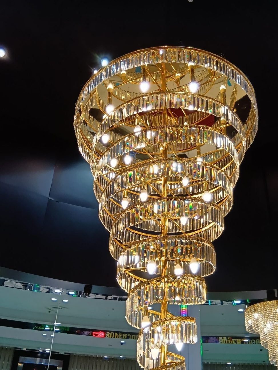 最新の海外インテリア照明の納品事例集 | 浜松のパチンコ屋に特殊なLED電球シャンデリアを納品させていただきました。