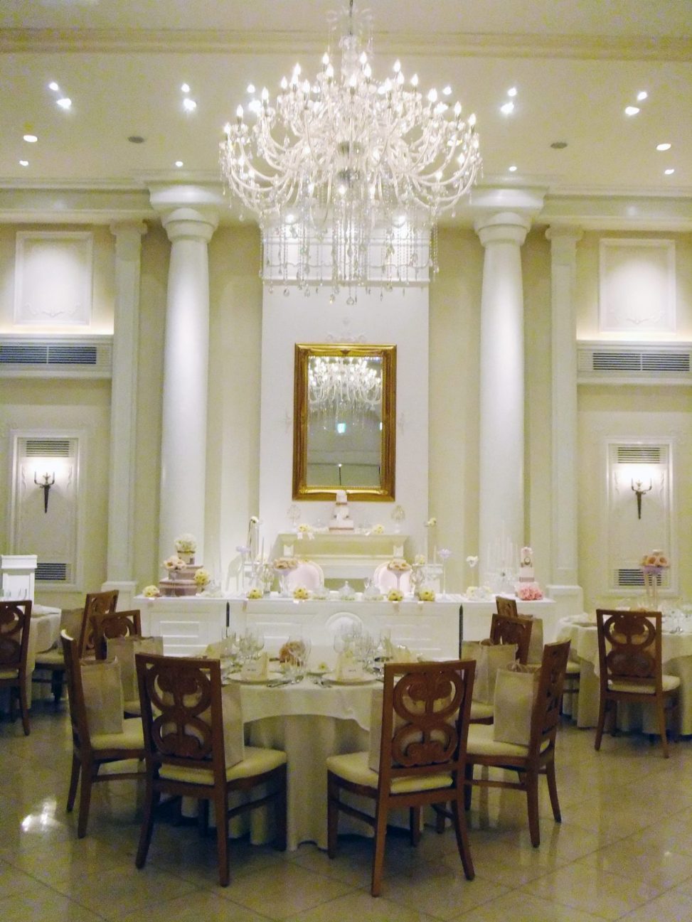 最新の海外インテリア照明の納品事例集 | 大型の美しいシャンデリアを納品させていただきました。|宇都宮市の結婚式場アーカンジェル迎賓館 最新の海外インテリア照明の納品事例集 | 大型の美しいシャンデリアを納品させていただきました。|宇都宮市の結婚式場アーカンジェル迎賓館