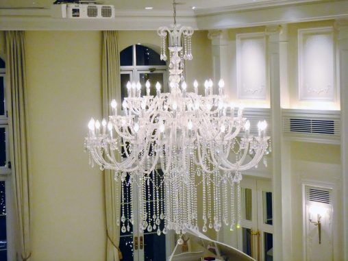 インテリア照明の納品実績 | 大型の美しいシャンデリアを納品させていただきました。｜宇都宮市の結婚式場アーカンジェル迎賓館