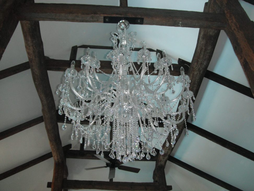 最新の海外インテリア照明の納品事例集 | 木とクロームカラーのシャンデリアは似合います。|三重県の白梅クラシックガーデン 最新の海外インテリア照明の納品事例集 | 木とクロームカラーのシャンデリアは似合います。|三重県の白梅クラシックガーデン