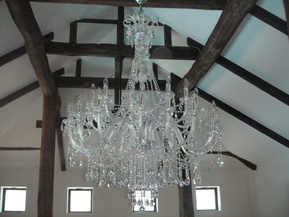 最新の海外インテリア照明の納品事例集 | 木とクロームカラーのシャンデリアは似合います。|三重県の白梅クラシックガーデン 最新の海外インテリア照明の納品事例集 | 木とクロームカラーのシャンデリアは似合います。|三重県の白梅クラシックガーデン