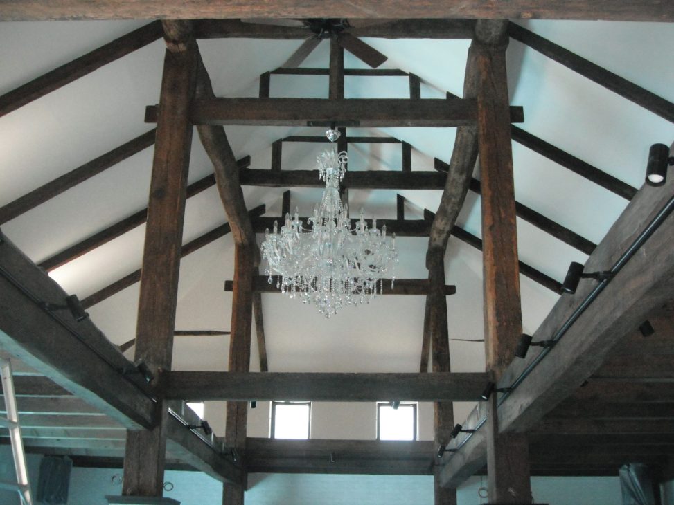 最新の海外インテリア照明の納品事例集 | 木とクロームカラーのシャンデリアは似合います。|三重県の白梅クラシックガーデン 最新の海外インテリア照明の納品事例集 | 木とクロームカラーのシャンデリアは似合います。|三重県の白梅クラシックガーデン