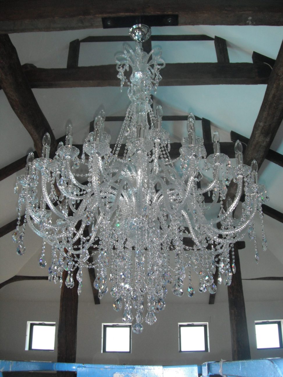 最新の海外インテリア照明の納品事例集 | 木とクロームカラーのシャンデリアは似合います。|三重県の白梅クラシックガーデン 最新の海外インテリア照明の納品事例集 | 木とクロームカラーのシャンデリアは似合います。|三重県の白梅クラシックガーデン