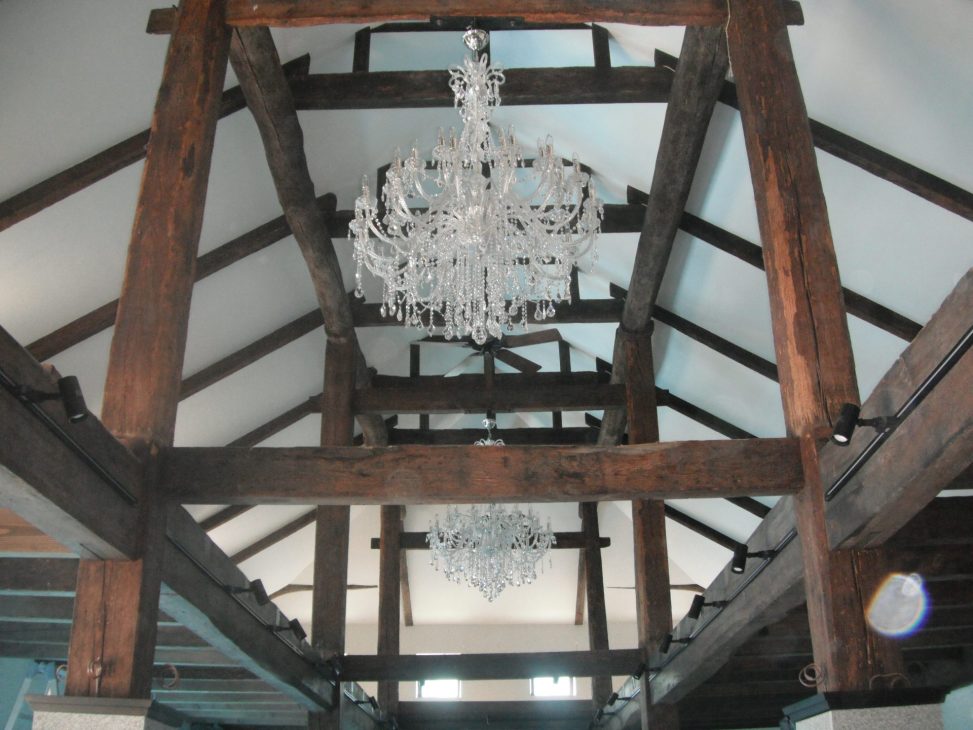 最新の海外インテリア照明の納品事例集 | 木とクロームカラーのシャンデリアは似合います。|三重県の白梅クラシックガーデン 最新の海外インテリア照明の納品事例集 | 木とクロームカラーのシャンデリアは似合います。|三重県の白梅クラシックガーデン