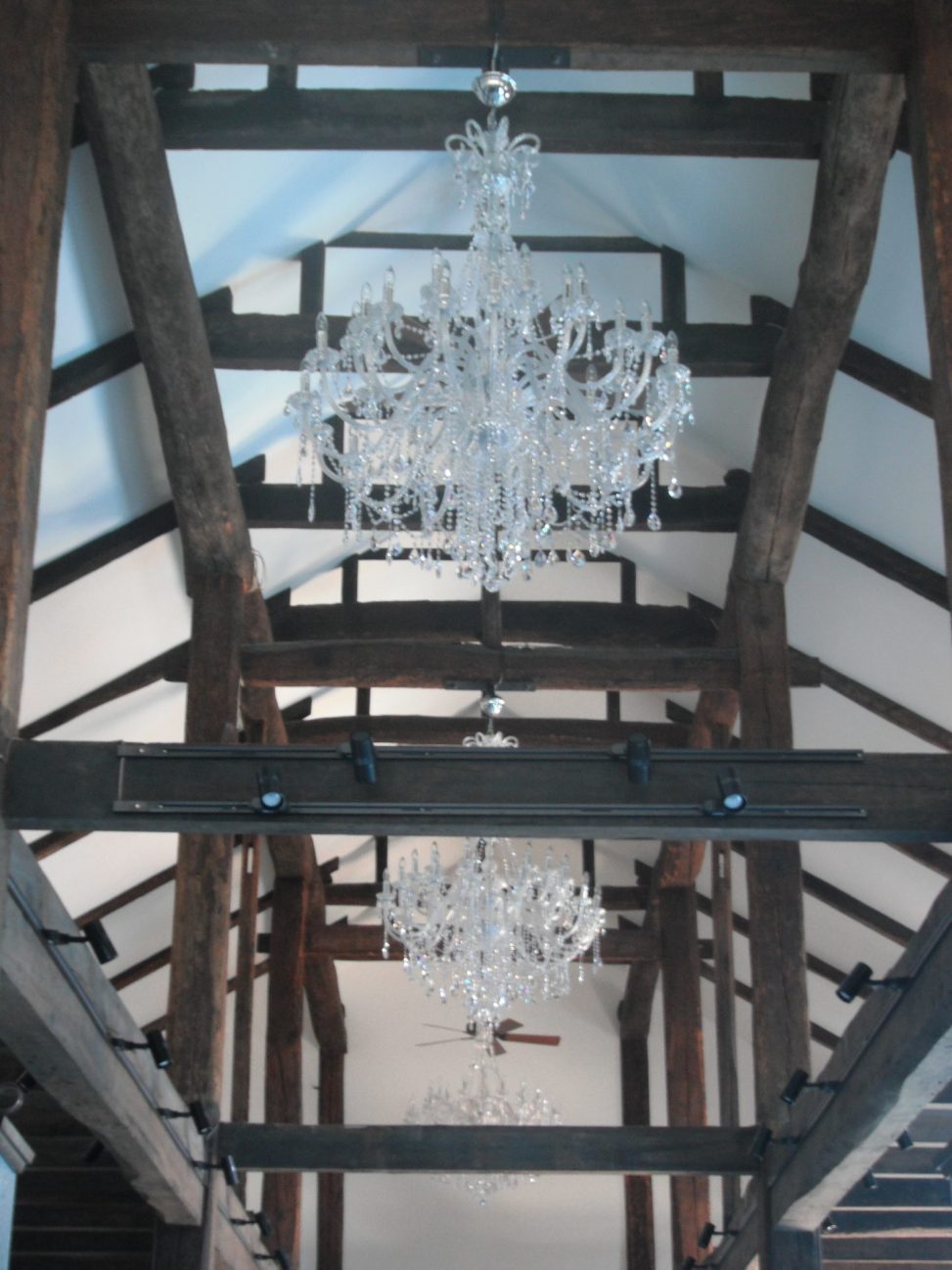 最新の海外インテリア照明の納品事例集 | 木とクロームカラーのシャンデリアは似合います。|三重県の白梅クラシックガーデン 最新の海外インテリア照明の納品事例集 | 木とクロームカラーのシャンデリアは似合います。|三重県の白梅クラシックガーデン