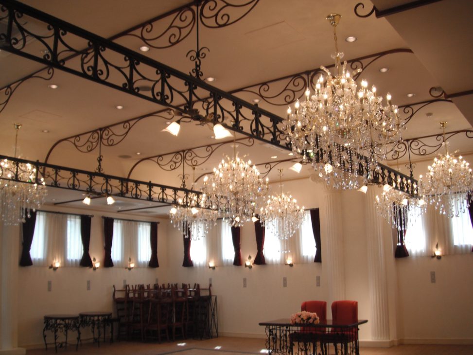 最新の海外インテリア照明の納品事例集 | 気品溢れるクリスタルシャンデリアやペンダントライトをご要望の方へ|宮城県気仙沼市の結婚式場 最新の海外インテリア照明の納品事例集 | 気品溢れるクリスタルシャンデリアやペンダントライトをご要望の方へ|宮城県気仙沼市の結婚式場