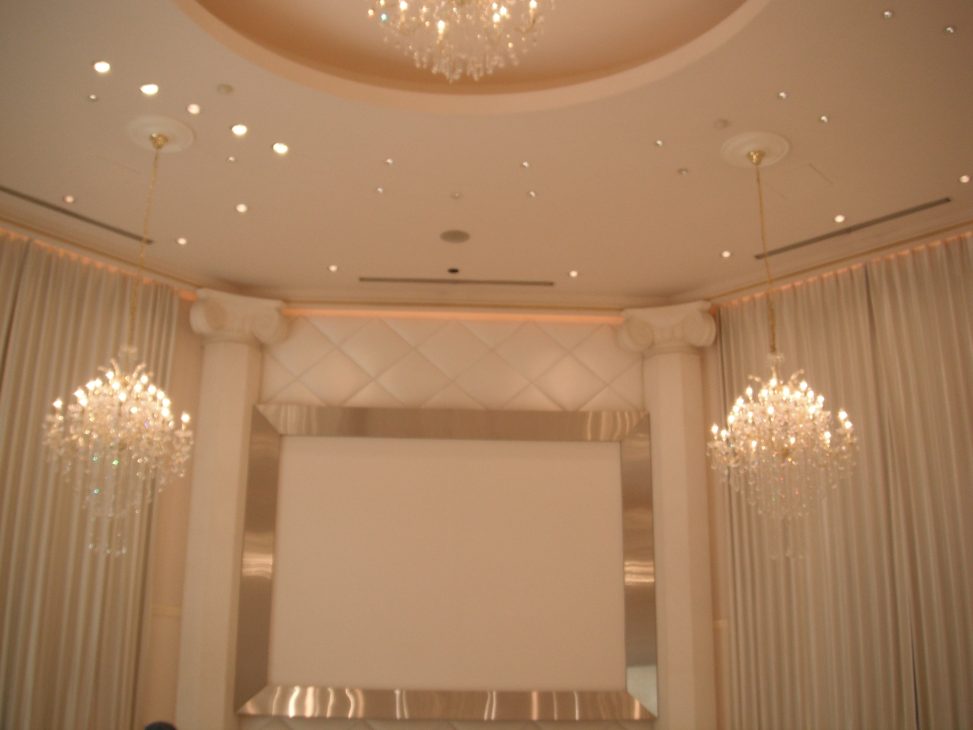 最新の海外インテリア照明の納品事例集 | 気品溢れるクリスタルシャンデリアやペンダントライトをご要望の方へ|宮城県気仙沼市の結婚式場 最新の海外インテリア照明の納品事例集 | 気品溢れるクリスタルシャンデリアやペンダントライトをご要望の方へ|宮城県気仙沼市の結婚式場
