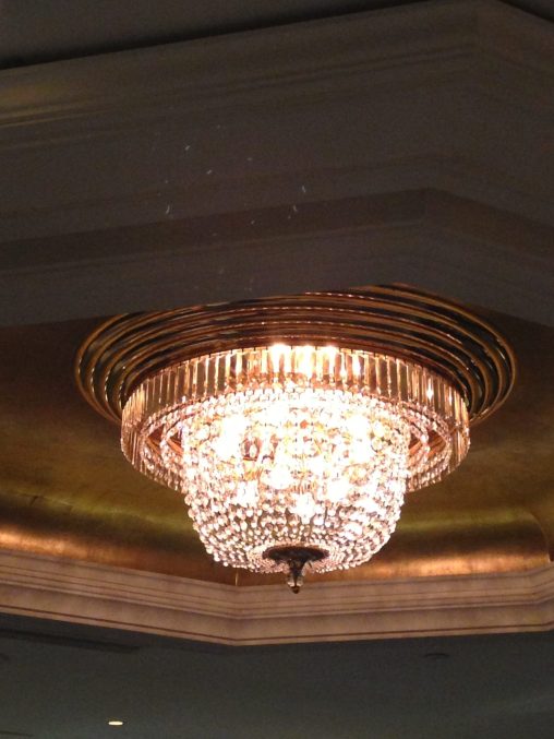 インテリア照明の納品実績 | エンパイアスタイルの美しいシャンデリアとシーリング照明｜香港のＳホテル
