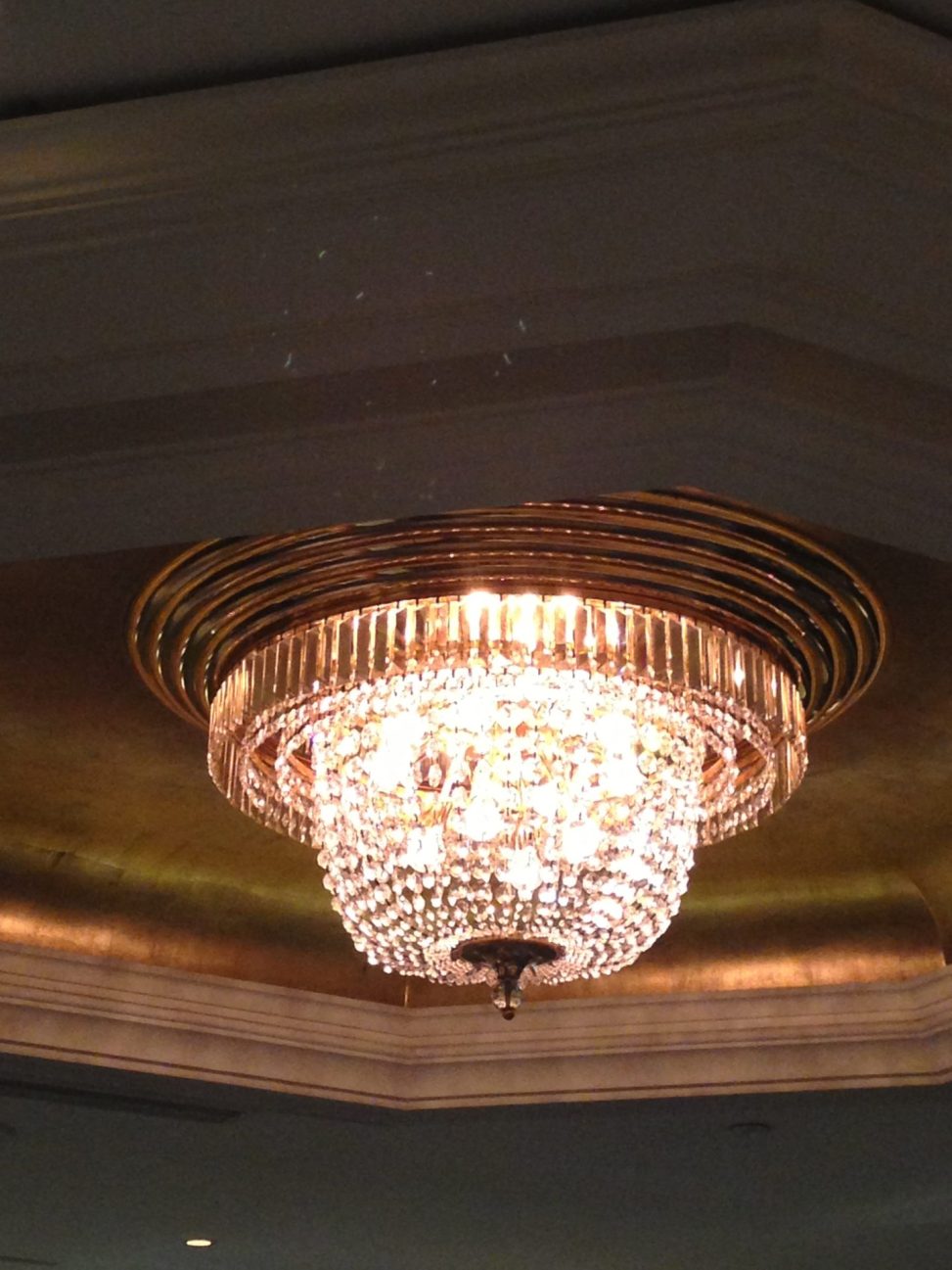 最新のインテリア照明の納品事例集 | エンパイアスタイルの美しいシャンデリアとシーリング照明｜香港のＳホテル