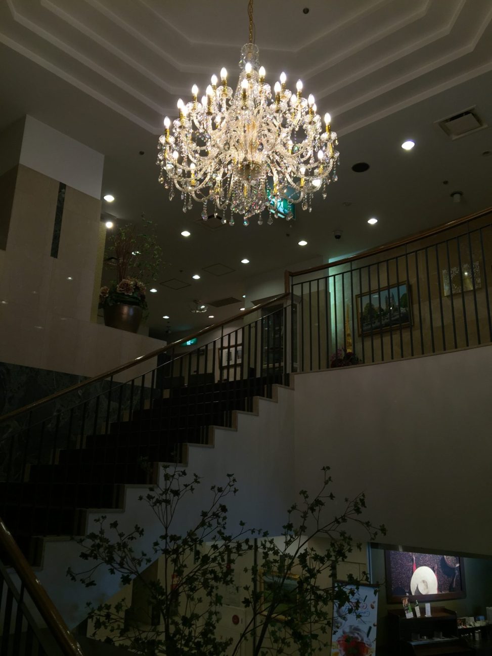 最新の海外インテリア照明の納品事例集 | 大型のシャンデリアをご希望の方に、低価格帯で販売しています。取付工事可能。|ベストウエスタンホテル名古屋の結婚式場 最新の海外インテリア照明の納品事例集 | 大型のシャンデリアをご希望の方に、低価格帯で販売しています。取付工事可能。|ベストウエスタンホテル名古屋の結婚式場