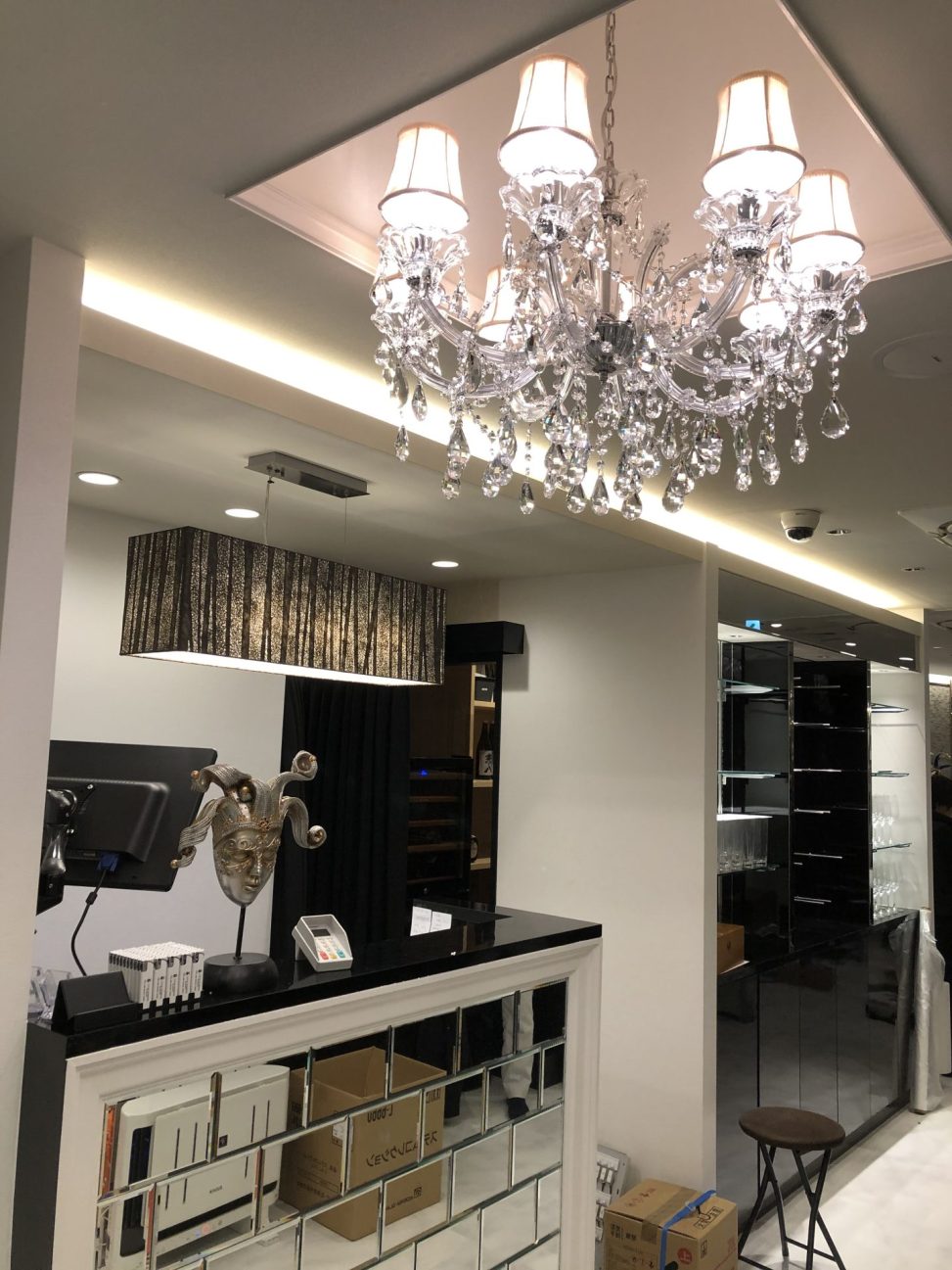 最新の海外インテリア照明の納品事例集 | 大阪CLUB SURPASS KITASHINCHIにてクリスタルシャンデリア納品:上品な空間演出の可能性を広げる照明 最新の海外インテリア照明の納品事例集 | 大阪CLUB SURPASS KITASHINCHIにてクリスタルシャンデリア納品:上品な空間演出の可能性を広げる照明