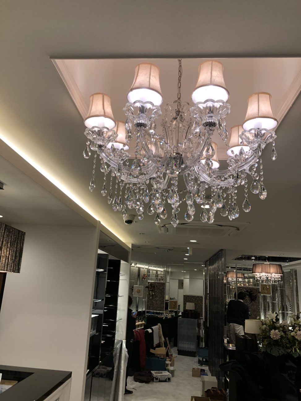 最新の海外インテリア照明の納品事例集 | 大阪CLUB SURPASS KITASHINCHIにてクリスタルシャンデリア納品:上品な空間演出の可能性を広げる照明 最新の海外インテリア照明の納品事例集 | 大阪CLUB SURPASS KITASHINCHIにてクリスタルシャンデリア納品:上品な空間演出の可能性を広げる照明