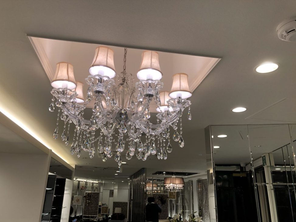 最新の海外インテリア照明の納品事例集 | 大阪CLUB SURPASS KITASHINCHIにてクリスタルシャンデリア納品:上品な空間演出の可能性を広げる照明 最新の海外インテリア照明の納品事例集 | 大阪CLUB SURPASS KITASHINCHIにてクリスタルシャンデリア納品:上品な空間演出の可能性を広げる照明