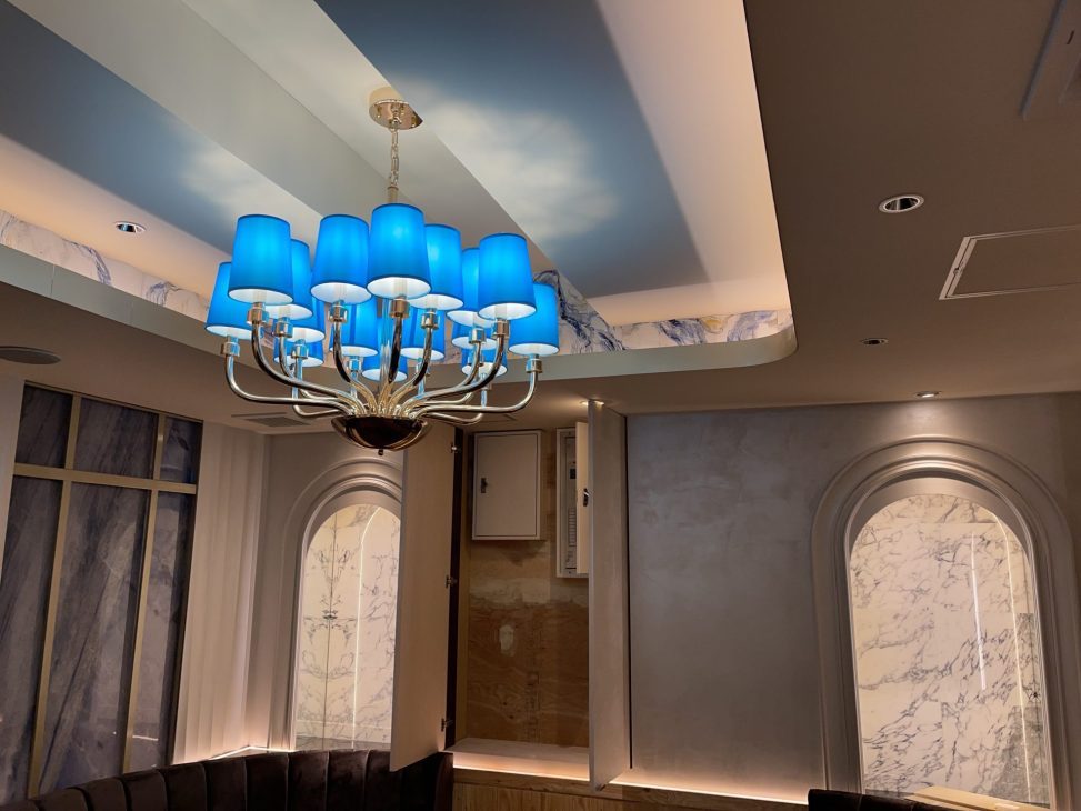 最新の海外インテリア照明の納品事例集 | 銀座クラブへ特注シャンデリアを納品:あなたの理想を形にする特注照明製作サービス 最新の海外インテリア照明の納品事例集 | 銀座クラブへ特注シャンデリアを納品:あなたの理想を形にする特注照明製作サービス