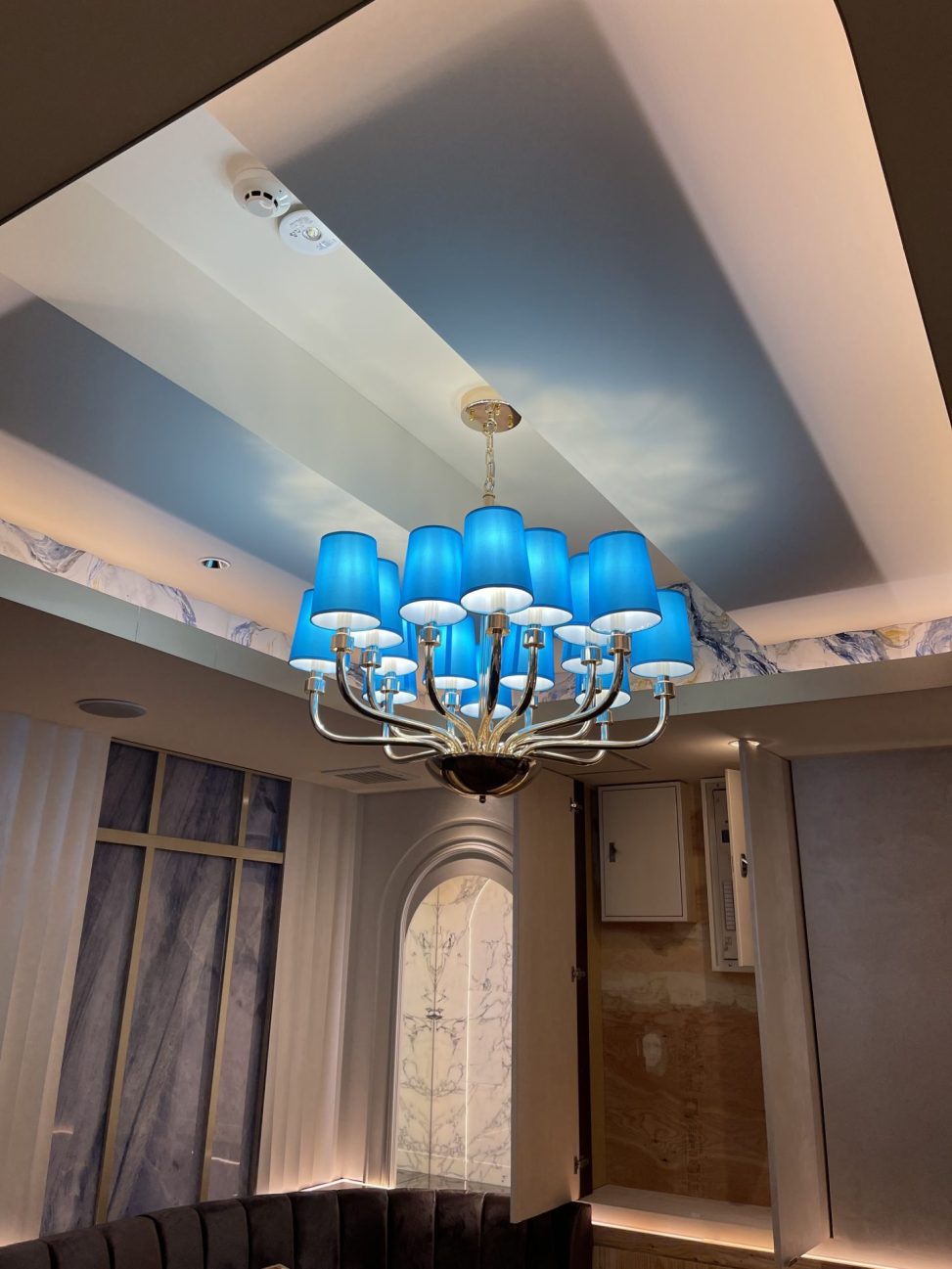 最新の海外インテリア照明の納品事例集 | 銀座クラブへ特注シャンデリアを納品:あなたの理想を形にする特注照明製作サービス 最新の海外インテリア照明の納品事例集 | 銀座クラブへ特注シャンデリアを納品:あなたの理想を形にする特注照明製作サービス